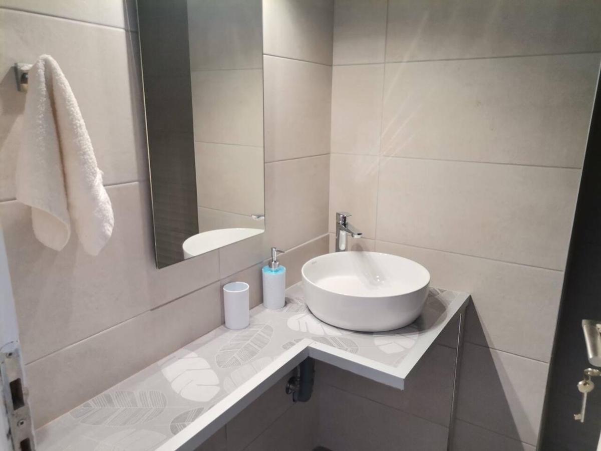 Blue Central Apt 10 Min To The Port/ Wash Machine Lávrion 外观 照片